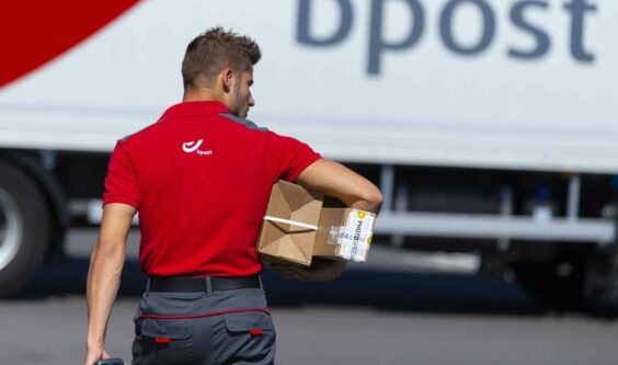 Digital signage at bpost with queuing systems by Digitopia