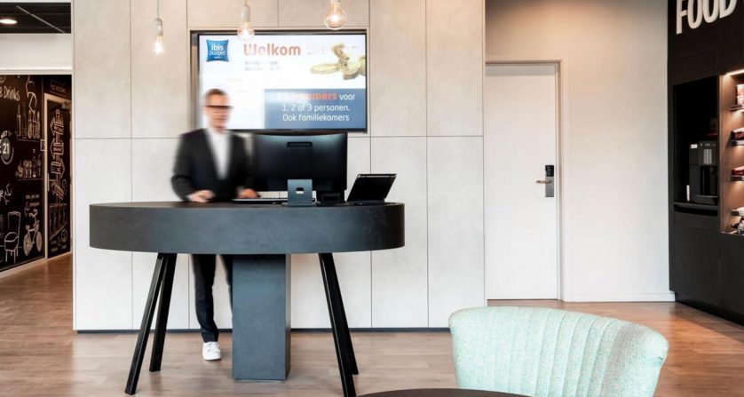 Du fournisseur de signalisation numérique à l'intégrateur AV chez ibis Gand